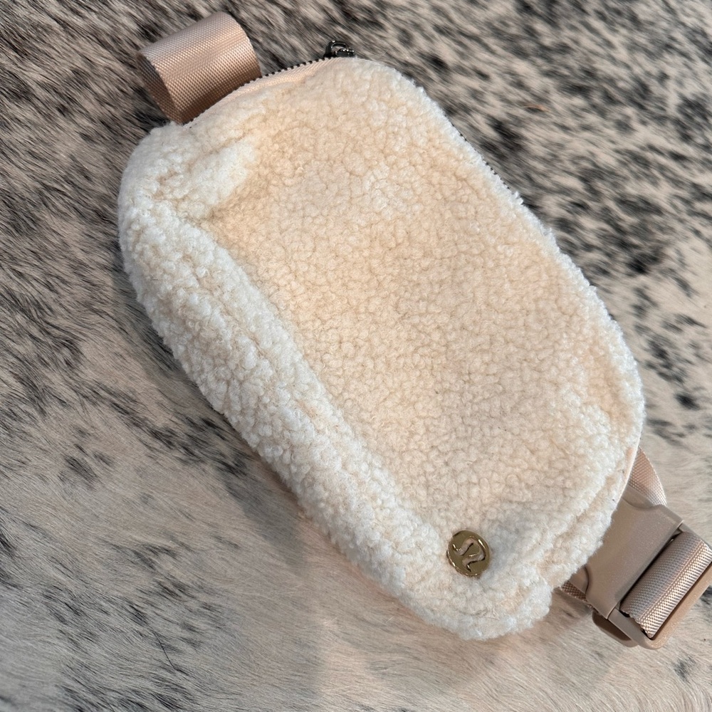 Lululemon Everywhere Belt Bag